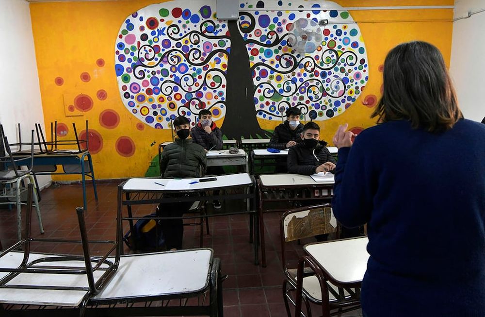 Desde la Dirección General de Escuelas señalaron que se mantiene el uso obligatorio del barbijo desde primer grado de la primaria. Lo mismo ocurre en el nivel secundario.