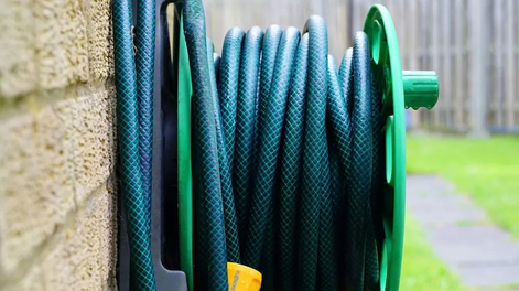 4 formas ingeniosas de reciclar mangueras viejas y darles una segunda vida