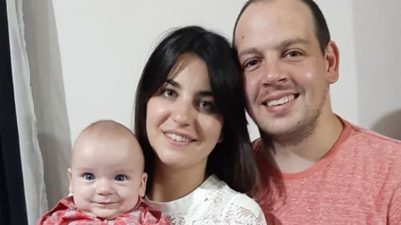 El pequeño Tomás, su mamá Agustina y su papá Kevin tuvieron ayer el primer control post-operatorio. Están agradecidos. Foto: Gentileza
