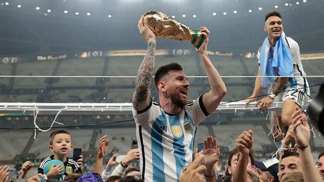 Lionel Messi celebra con la Copa del Mundo en 2022 tras el partido en que Argentina derrotó a Francia. Foto: EFE.
