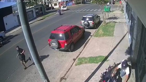 El momento en que el delincuente cayó muerto tras los disparos.