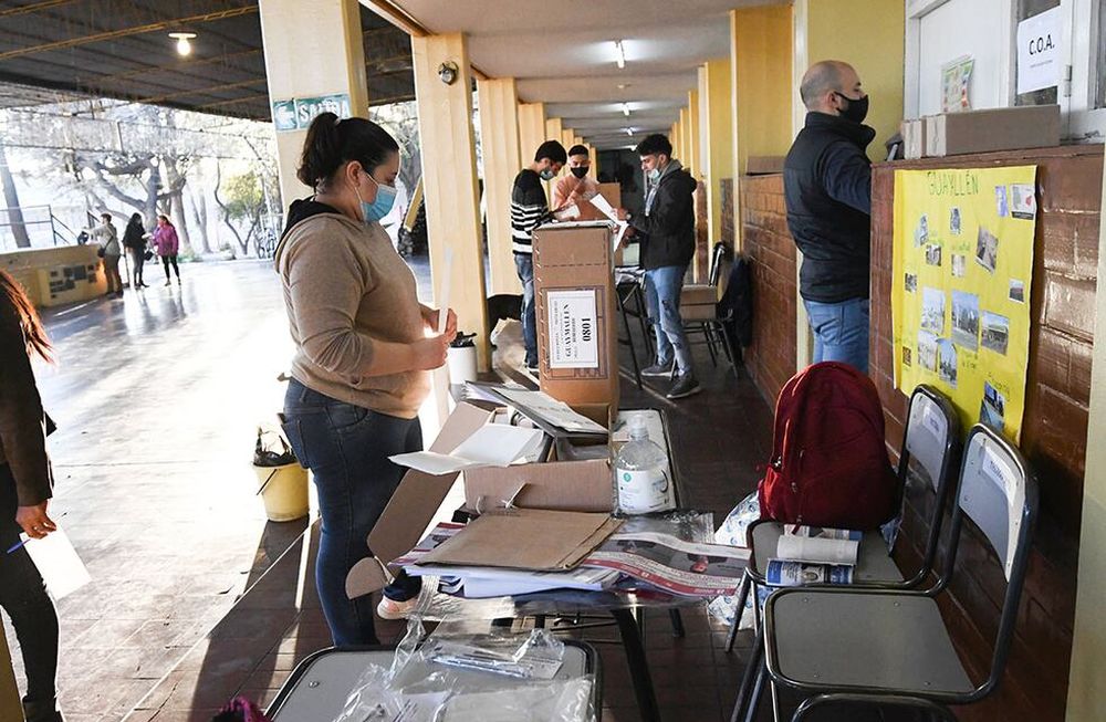 Elecciones PASO 2021.En la escuela Leandro Alem de Guaymallen, comienzan a preparar las boletas en el cuarto oscuro para empezar con las elecciones.