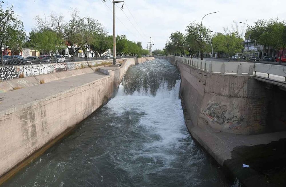Detuvieron a hombre que intentó robar un kiosco en Ciudad y se lanzó al canal Cacique Guaymallén para huir  Foto: José Gutierrez / Los Andes