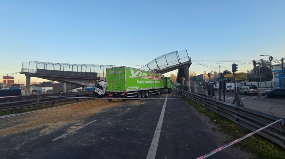 Impactante accidente en Buenos Aires: se derrumbó un puente tras el choque de un camión.