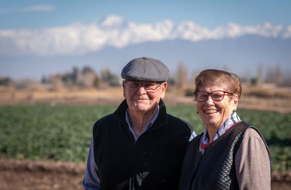 “Pepe” y “Encarna”, que cumplieron 60 años de casados, se inscribieron en una propuesta integral en el Cebja 3-128 Marilín Penna de Ferro. Foto: Ignacio Blanco / Los Andes