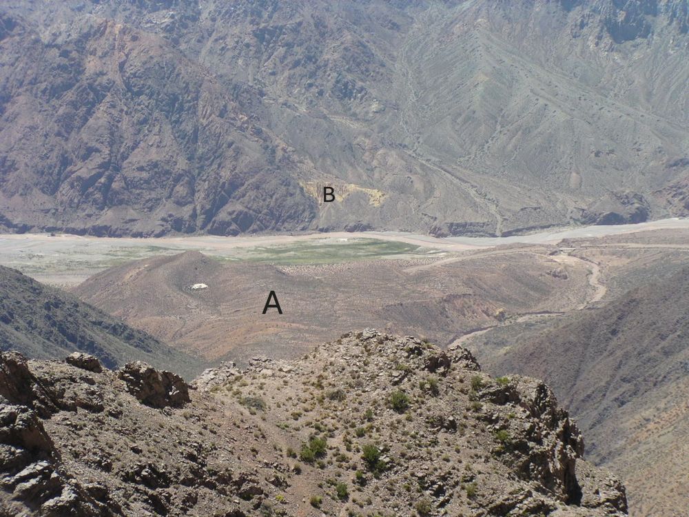 Avalancha de roca Tigre Dormido (A). Evento que descendió hacia el río Mendoza por la quebrada La Soltera, ubicada sobre el margen derecho. Dicha avalancha atravesó todo el cauce, como lo prueban los depósitos distales amarillentos de la avalancha (B), ubicados sobre el margen izquierdo, y produciendo de este modo el paleorepresamiento del río Mendoza.