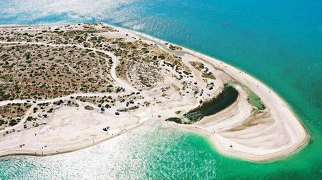 parece el caribe, pero esta en argentina: la playa de agua cristalina y arena clara que pocos visitan