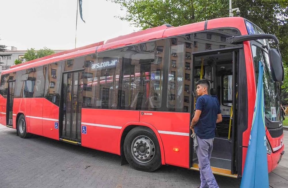 Ayer presentaron las nuevas unidades de colectivos a GNC, que se sumarán a las 18 unidades eléctricas que circulan por las calles del Gran Mendoza.