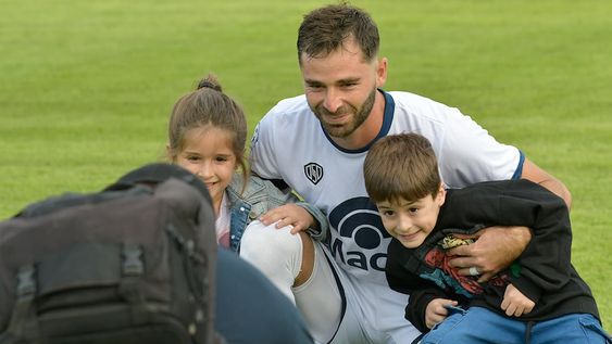 Diego Tonetto fue una de las figuras en el triunfo de Independiente frente a Quilmes, luego del partido, el jugador posó junto a sus hijos. Foto: Orlando Pelichotti