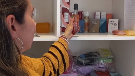 Elizabeth prefiere mantener un stock propio para crear la necesidad en sus clientas y estar lista para posibles pedidos