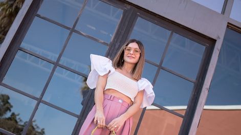 Agus de @cosa.de.mujeres con crop top. PH Romi Abel.