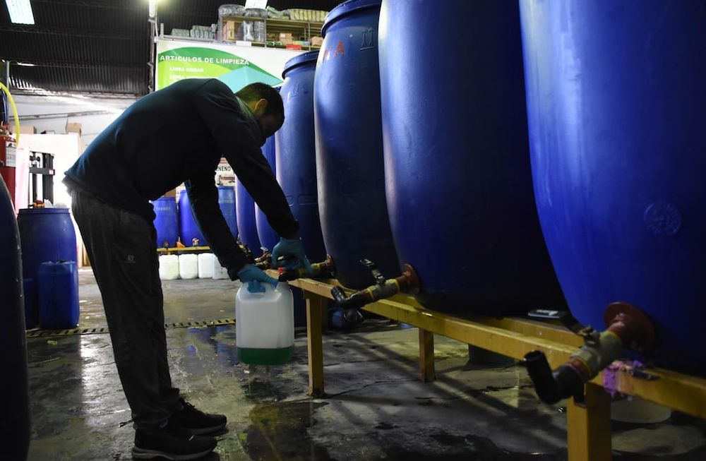 Batalla al virus. La adquisición de productos desinfectantes a granel, por un tema de costos y una limpieza profunda, generó más accidentes domésticos desde marzo.