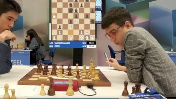 Duelo de prodigios. Andy Woodward y Faustino Oro disputando la 8va ronda, que el argentino no pudo superar.&nbsp; &nbsp; &nbsp;