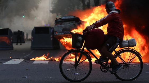 Un hombre observa la marcha el pasado miércoles, cerca al Congreso de la Nación.