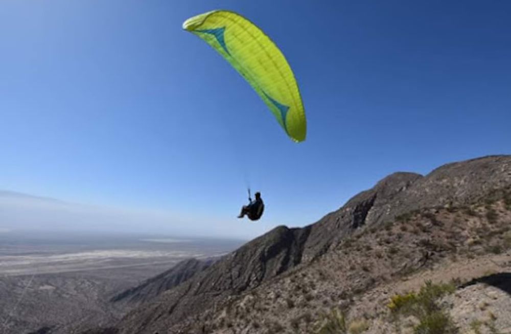 Murió un hombre mientras practicaba parapente en el Cerro Arco