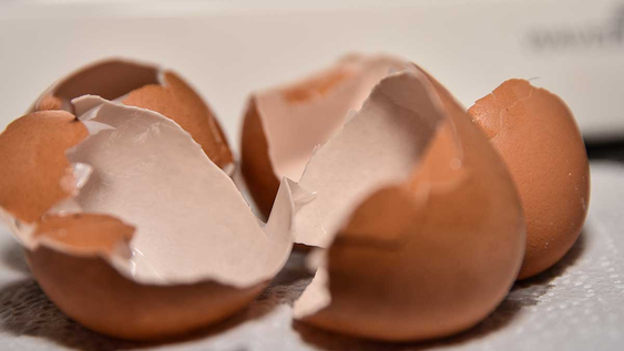 Este truco de cocina convierte cáscaras en aliados de la limpieza y el hogar.
