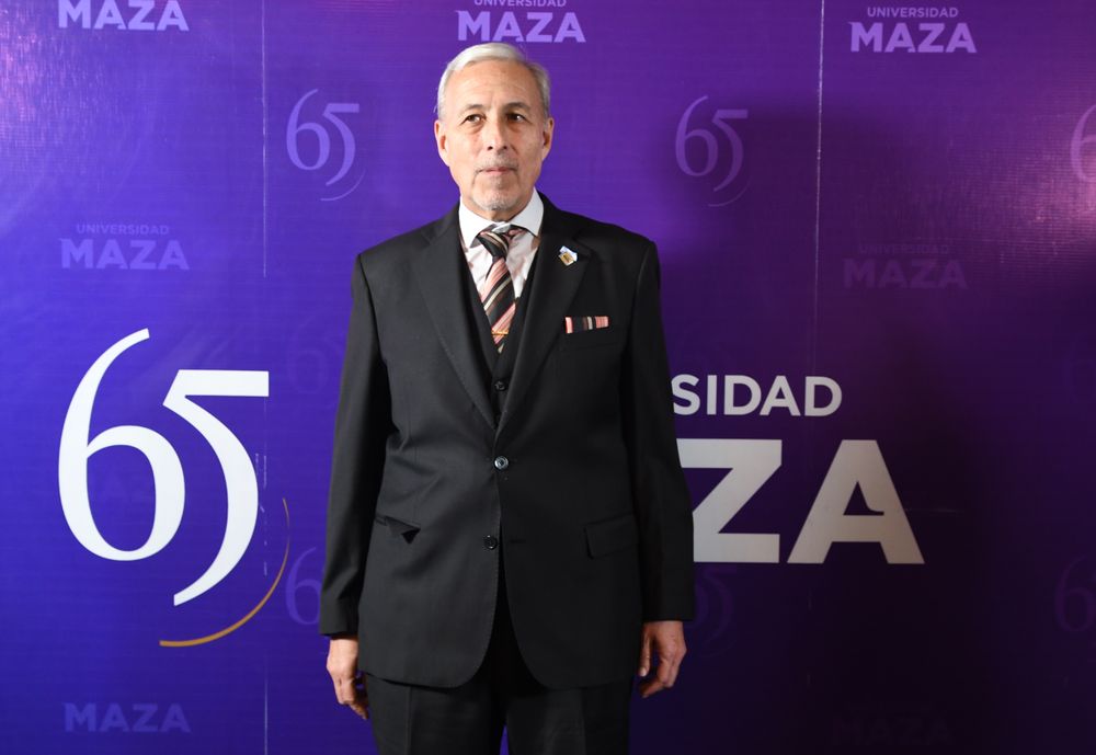 Rektor Daniel Miranda przed galą rocznicową i ceremonią zmiany flagi.