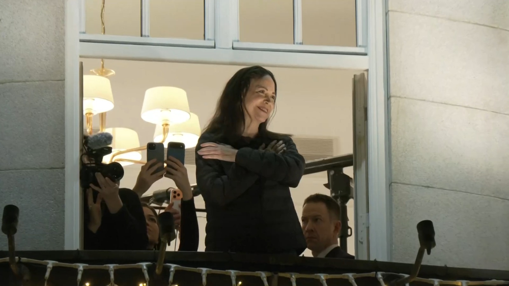 María Corina Machado saludó a centenares de venezolanos desde el balcón del Grand Hotel, luego de llegar a Oslo.