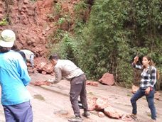 En el terreno. Trabajo en zona con pendiente: se hacen observaciones, se toman fotografías y muestras de roca. El terreno originalmente estaba horizontal y fue modificado durante la formación de la cordillera de los Andes.