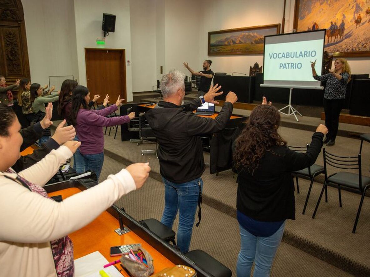 Docentes y estudiantes de Educación se capacitaron en lengua de señas