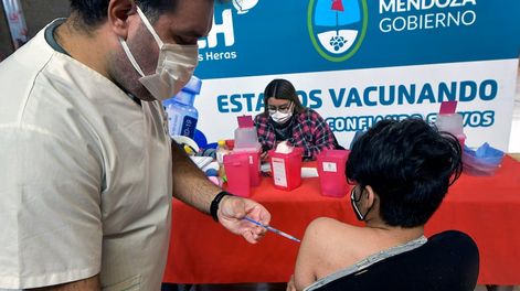 La campaña de vacunación en el estadio Polimeni, de Las Heras, continuó con la aplicación de primeras dosis a menores.  Foto: Orlando Pelichotti