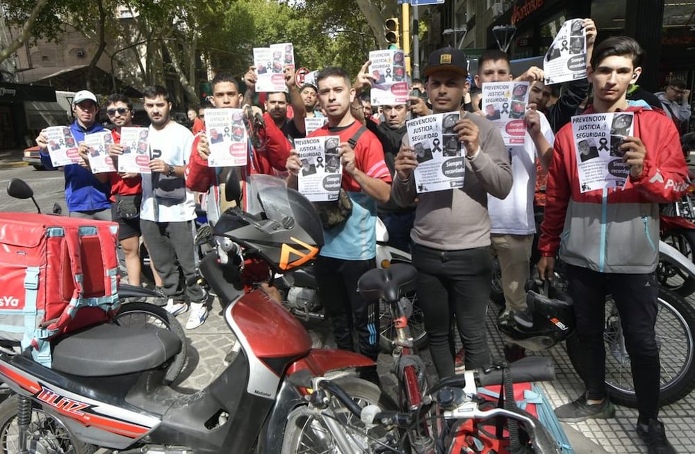 Repartidores se manifestaron ayer en el Centro mendocino. | Foto: Orlando Pelichotti / Los Andes