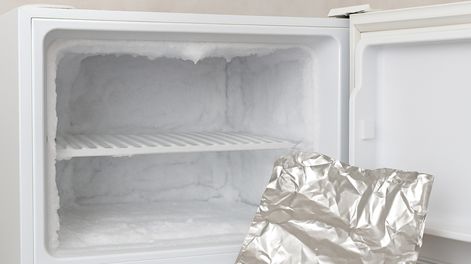 Descongelá tu freezer en segundos con solo una hoja de papel de aluminio: ahorrarás mucha energía
