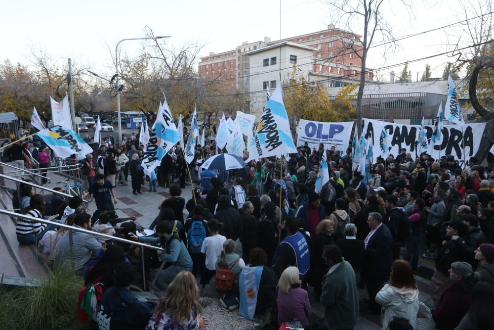 Militantes peronistas se manifestaron en Tribunales Federales de Mendoza para protestar contra el fallo de la Corte Suprema que ratificó la condena a Cristina Kirchner por corrupción en la causa Vialidad.&nbsp;