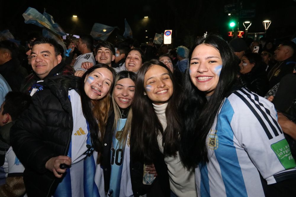 Miles de mendocinos coparon el KM 0 para celebrar el pase de Argentina a semifinales del Mundial 2026