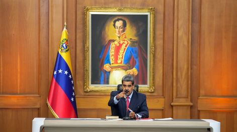 Los Andes | El presidente de Venezuela Nicolás Maduro se sienta frente a una imagen del héroe de la independencia venezolana Simón Bolívar, mientras da una conferencia de prensa en el palacio presidencial de Miraflores, en Caracas, Venezuela, el miércoles 31 de julio