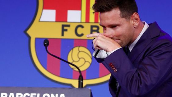 Esperan a Messi en Francia para firmar su pase al PSG. En la foto, el futbolista en su despedida del Barcelona. (AP) Esperan a Messi en Francia para firmar su pase al PSG. En la foto, el futbolista en su despedida del Barcelona. (AP)