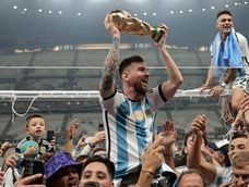 Lionel Messi de Argentina celebra hoy, tras ser campeones del mundo en la final del Mundial de Fútbol Qatar 2022 entre Argentina y Francia en el estadio de Lusail (Catar). EFE/ Juan Ignacio Roncoroni