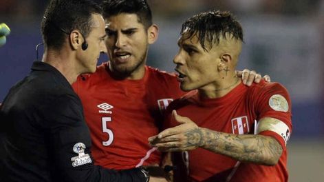 Paolo Guerrero y Carlos Zambrano quedaron afuera de la lista (Foto: AP).