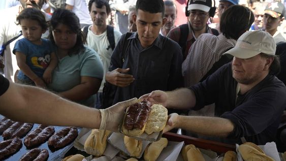 Regalaron choripanes en el Obelisco para pedir que vuelvan a venderlos en las canchas