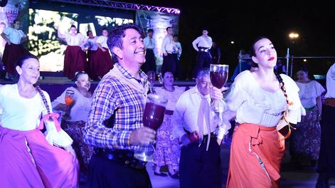 Los Andes | Villa Marini, en Godoy Cruz, celebró su fiesta distrital el último viernes por la noche. Su representante competirá en diciembre por el trono departamental en diciembre. Foto: Mariana Villa / Los Andes