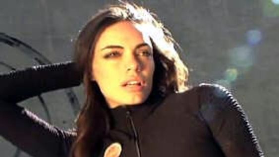 Emilia Attias, policía hot en un videoclip