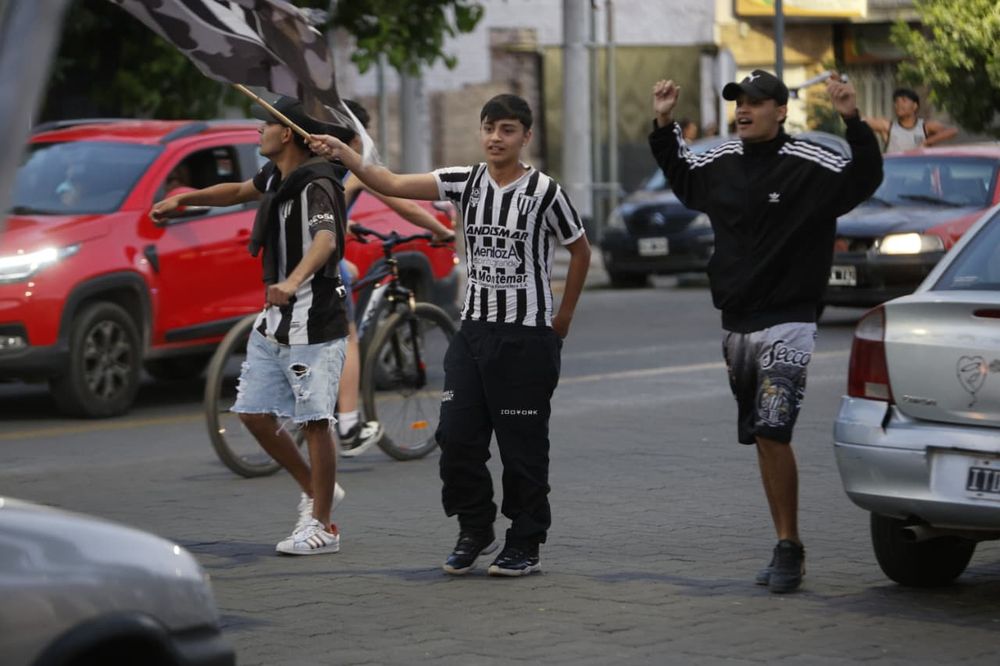 Volvimos para quedarnos: el Lobo regresa a Primera con el empuje de todo un pueblo.