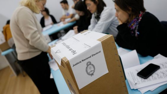 Todo ciudadano puede votar en el próximo balotaje del 19 de noviembre aunque haya faltado a su deber cívico este domingo. EFE/Mariscal