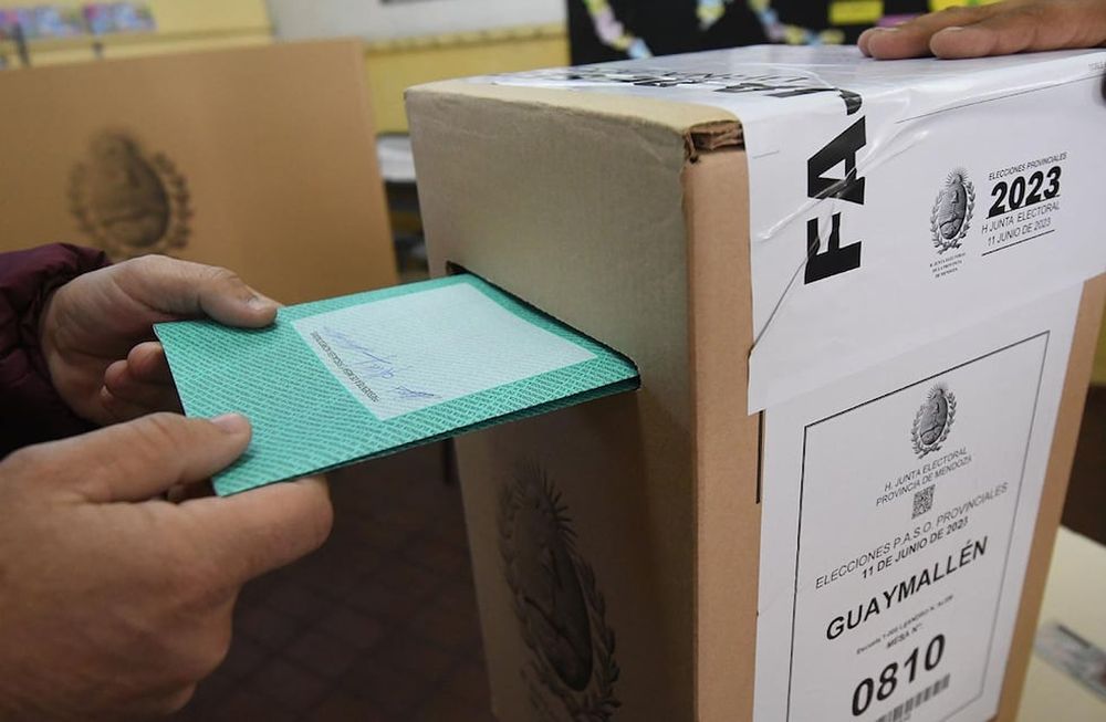 Elecciones provinciales PASO 2023 en la provincia de Mendoza.En la Escuela Leandro Alem de Guaymallén,  una mañana electoral tranquila pero fría.Foto: José Gutierrez / Los Andes