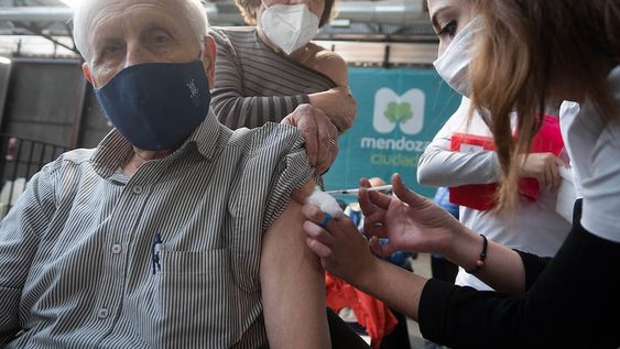 Comenzó a usarse ya la vacuna Moderna para completar esquemas de adultos mayores que hayan recibido Sputnik como primera dosis. Foto: Ignacio Blanco