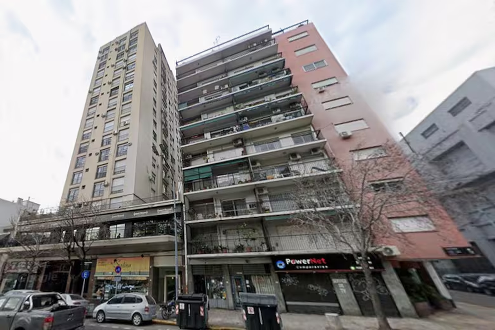 El edificio de Asamblea 1100 donde tiene un departamento Adorni, frente al Parque Chacabuco.