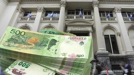 Qué peligros esconde el plan del Gobierno para que los bancos compren bonos del Tesoro