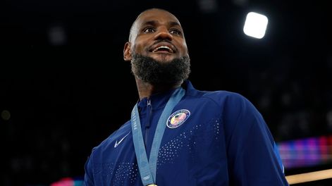 Los Andes | Paris (France), 10/08/2024.- LeBron James of the US looks on following the Mens medal ceremony of the Basketball competitions in the Paris 2024 Olympic Games, at the South Paris Arena in Paris, France, 10 August 2024. (Baloncesto, Francia) EFE/EPA/CAROLI