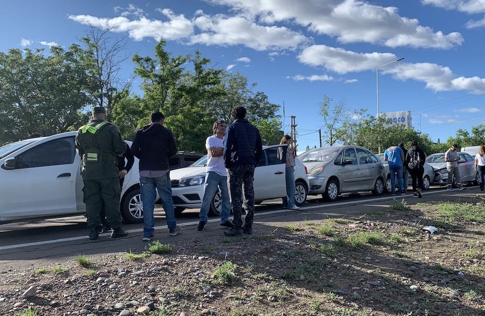 Choque en cadena con siete autos en el Acceso Sur (Gentileza @MailenSanchez5)