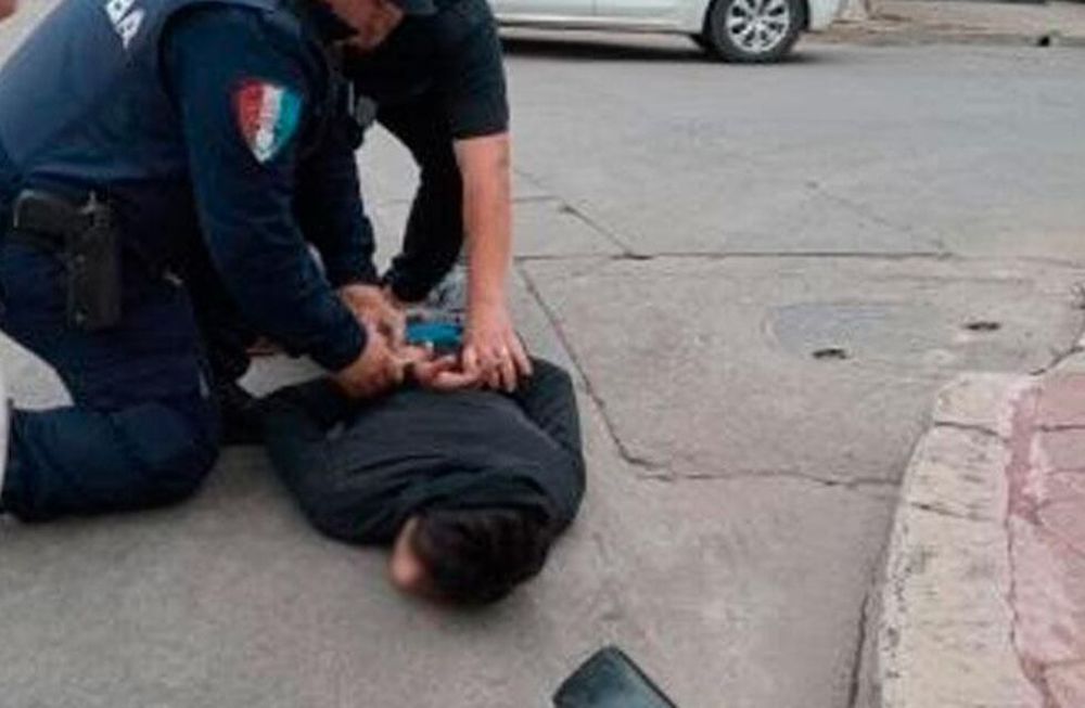 Vecinos detuvieron al menor cuando escucharon los gritos de las víctimas. También acudió un guardia de seguridad privado, quien fue contratado por los residentes ante los incesantes episodios de inseguridad. Foto: Policía de Córdoba.