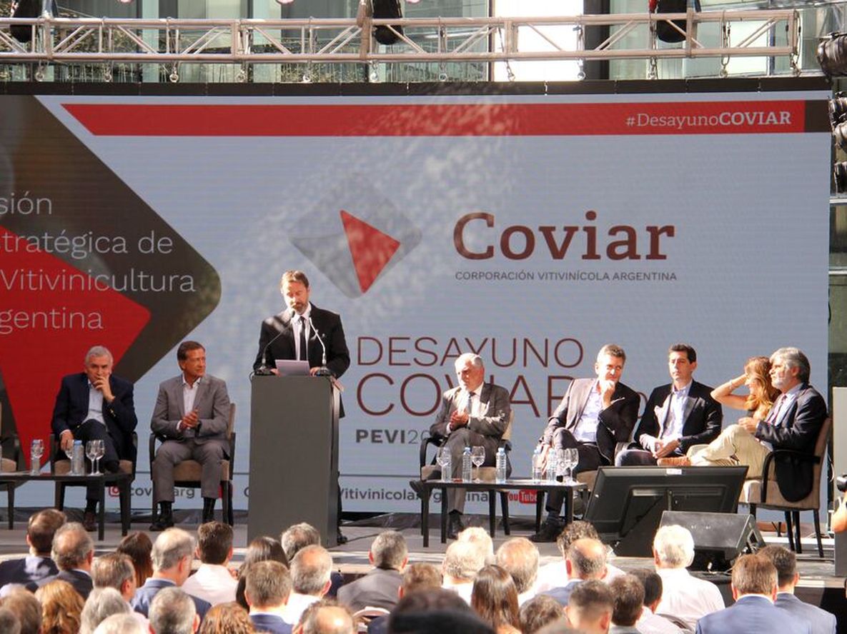 El riojano Mario González asumió como nuevo presidente de la Corporación Vitivinícola Argentina.