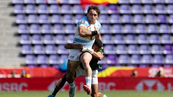 Luciano González lleva la guinda en uno de los ataques de Argentina ante Sudáfrica en el último torneo de seven disputado en Valladolid