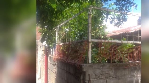 El hecho ocurrió en una casa de pasillo ubicada en Ayacucho al 4500.La policía llegó al lugar y pudo comprobar que los tres habían fallecido. Gentileza: Rosario 3.