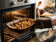 Cada chef tiene una versión distinta, pero para conservar mejor su textura, conviene servirlas apenas salen del horno.