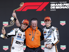 El piloto ganador de McLaren, Lando Norris (izq.), de Gran Bretaña, celebra en el podio con su compañero de equipo y tercer clasificado, Oscar Piastri, de Australia, y el director ejecutivo de McLaren Racing, Zak Brown (centro). Foto: EFE/EPA/YOAN VALAT